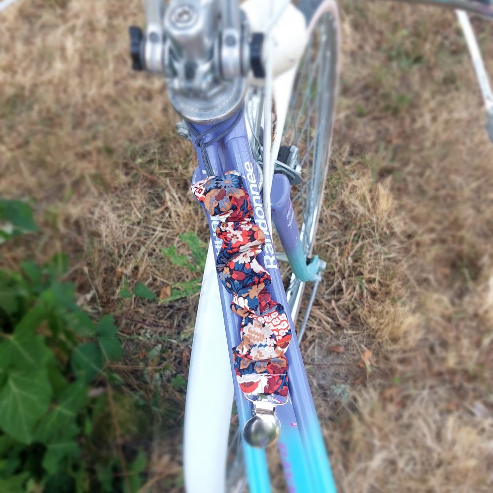 Clip vetement pour vélo en tissu motif floral Thorpe automne--2227235784866
