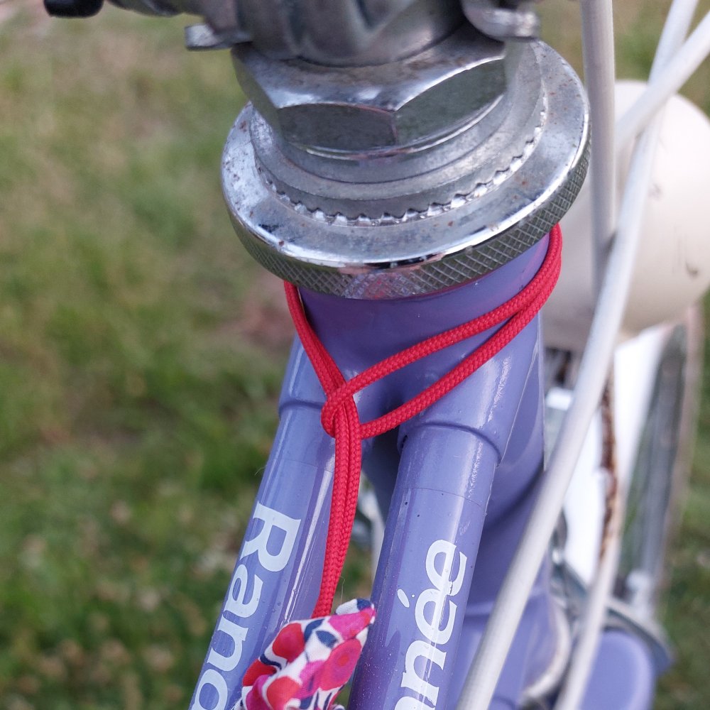 Attache jupe pince robe vélo clip metal cordon élastique rouge--2227175335524