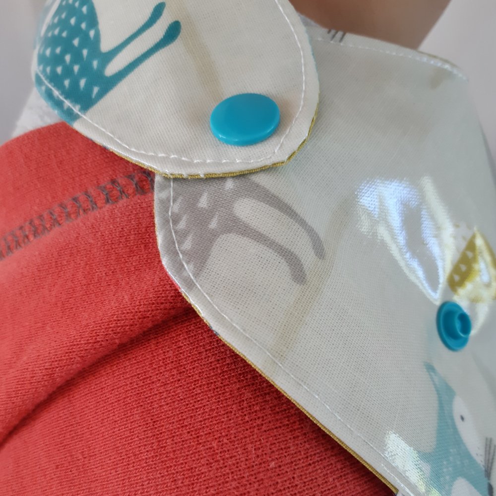 Bavoir bebe imperméable plastifié et réversible avec poche motif scooter et jungle--2227361713402