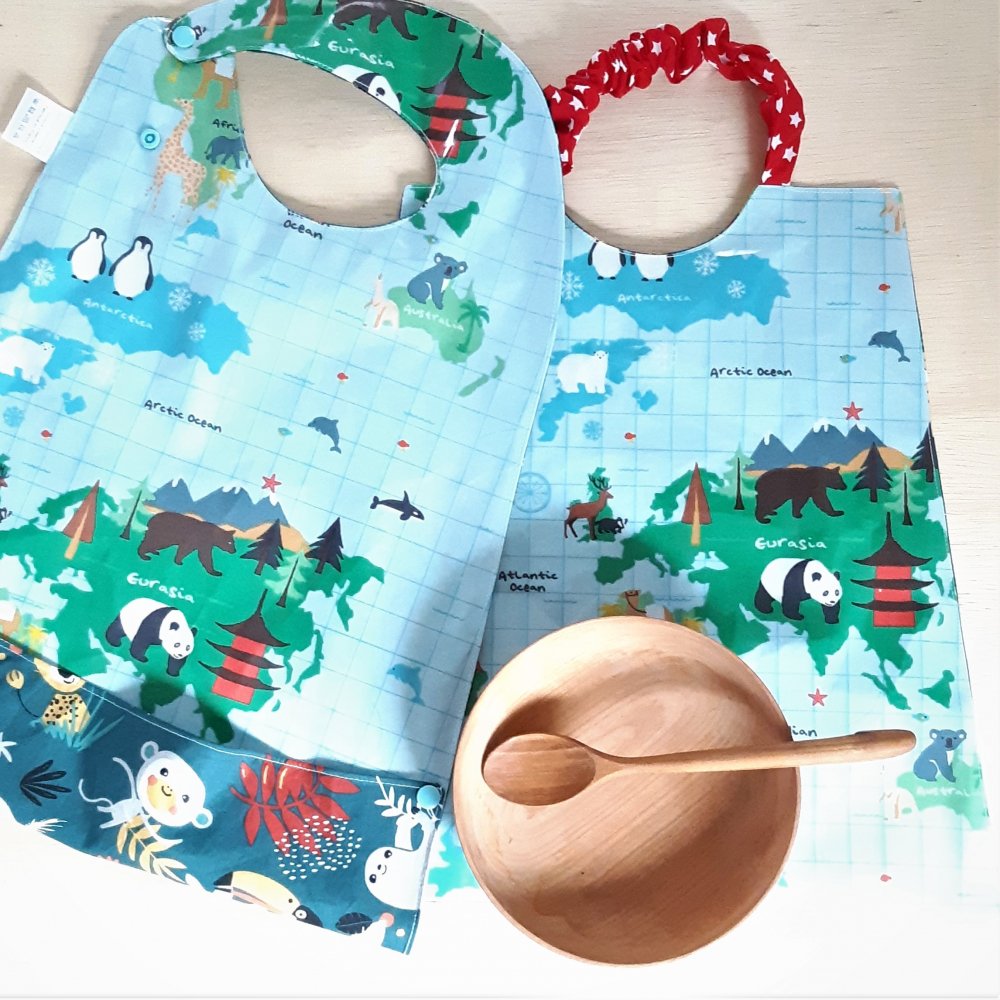 Bavoir bebe imperméable plastifié et réversible avec poche motif scooter et jungle--2227361713402