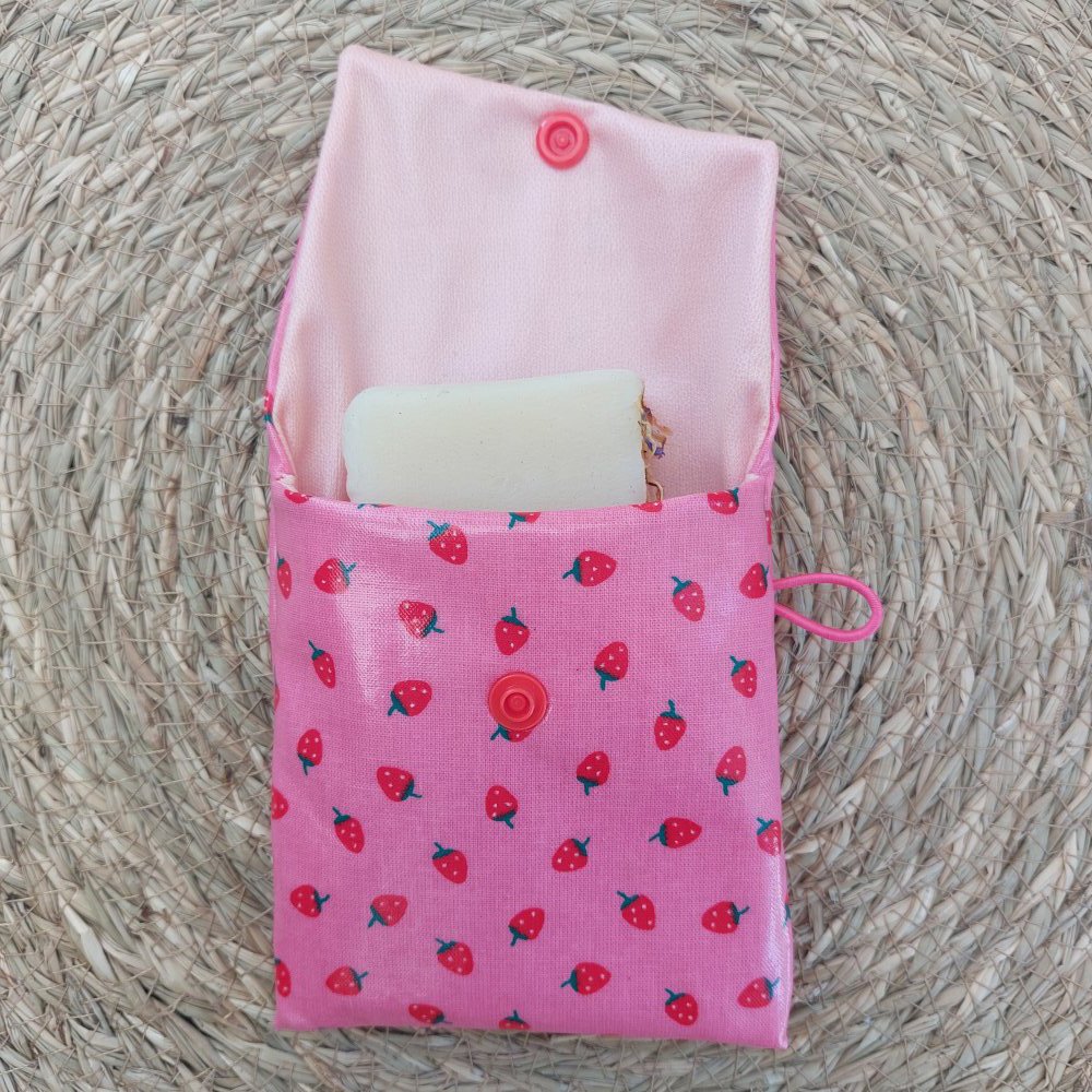 Trousse fraise brosse à dent/dentifrice avec sa pochette savon rose motif fraises--2227216524962