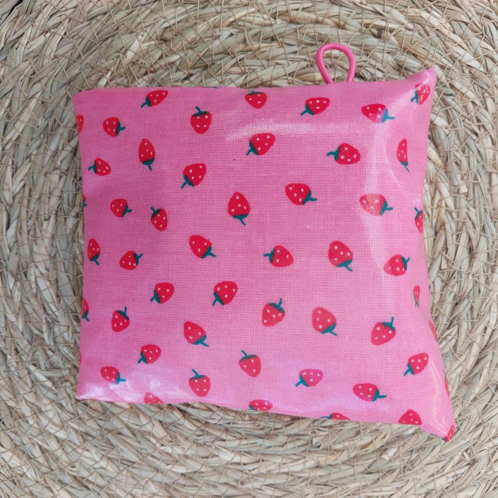 Trousse fraise brosse à dent/dentifrice avec sa pochette savon rose motif fraises--2227216524962