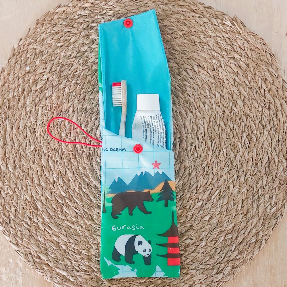 Trousse de toilette enfant imperméable  etui brosse à dent et pochette savon mappemonde--2227222734287