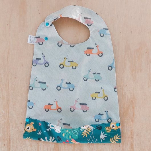 Bavoir bebe imperméable plastifié et réversible avec poche motif scooter et jungle