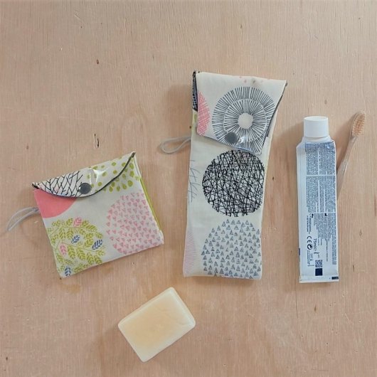 Etui imperméable brosse à dent/dentifrice avec sa pochette savons motif japonais