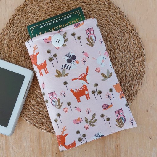 Pochette livre ou tablette - tissu rose animaux de la forêt