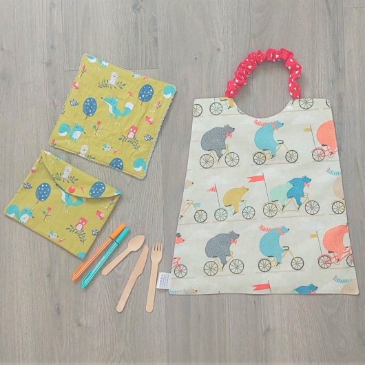 Serviette maternelle élastiquée imperméable + pochette et sa maxi lingette ours/foret