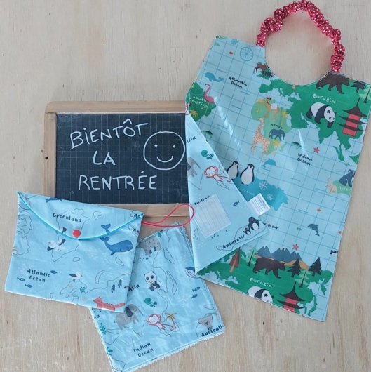 Serviette maternelle élastiquée imperméable + pochette et sa maxi lingette carte du monde/mappemondeles