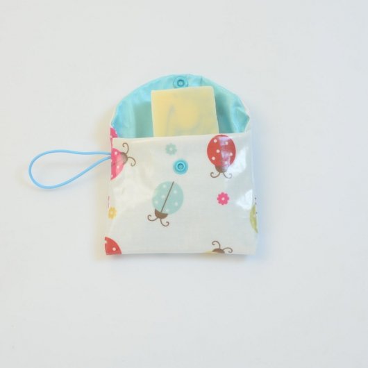 Etui imperméable savon motif coccinelle