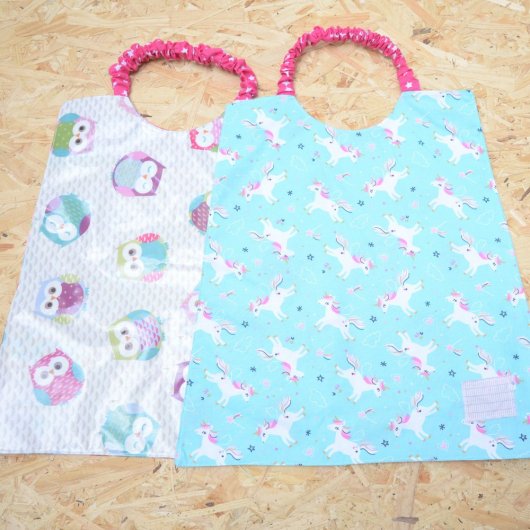Serviette élastiquée imperméable chouettes/licorne