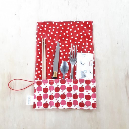 Trousse imperméable pour transporter les couverts pomme/pois