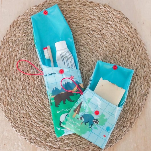 Trousse de toilette enfant imperméable  etui brosse à dent et pochette savon mappemonde