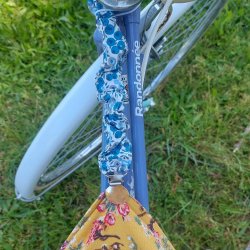 Pince attache jupe pour vélo clip metal cordon élastique bleu