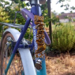 Attache vêtement pour vélo en tissu floral Liberty capel Moutarde