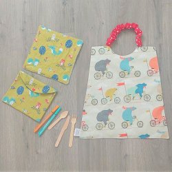 Serviette maternelle élastiquée imperméable + pochette et sa maxi lingette ours/foret
