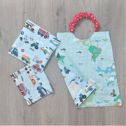 Serviette maternelle élastiquée imperméable + pochette et sa maxi lingette carte/véhicules