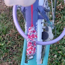 Attache jupe pince robe vélo clip metal cordon élastique rouge