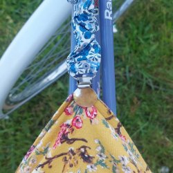 Pince attache jupe pour vélo clip metal cordon élastique bleu